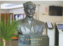 《游擊隊(duì)歌》：“每一寸土地都是我們自己的”　　“我們都是神槍手，每一顆子彈消滅一個(gè)敵人。我們都是飛行軍，哪怕那山高水又深……”[詳細(xì)]