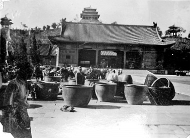 侵華戰(zhàn)爭(zhēng)時(shí)，日軍盯上了故宮里的大銅缸　　經(jīng)歷了歲月的洗禮之后，這些水缸作為故宮文化的組成部分，向人們?cè)V說(shuō)著它們見(jiàn)證的歷史變遷。[詳細(xì)]