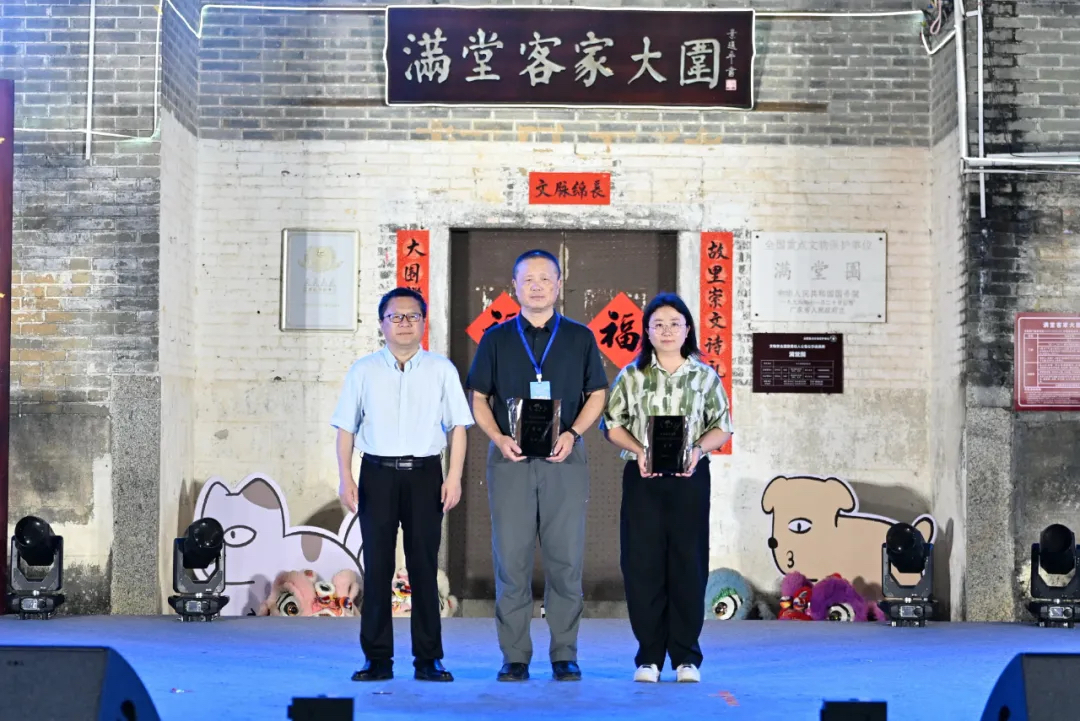 《詩刊》主編李少君為首獎獲得者段維、鄧輝（代領人）頒獎