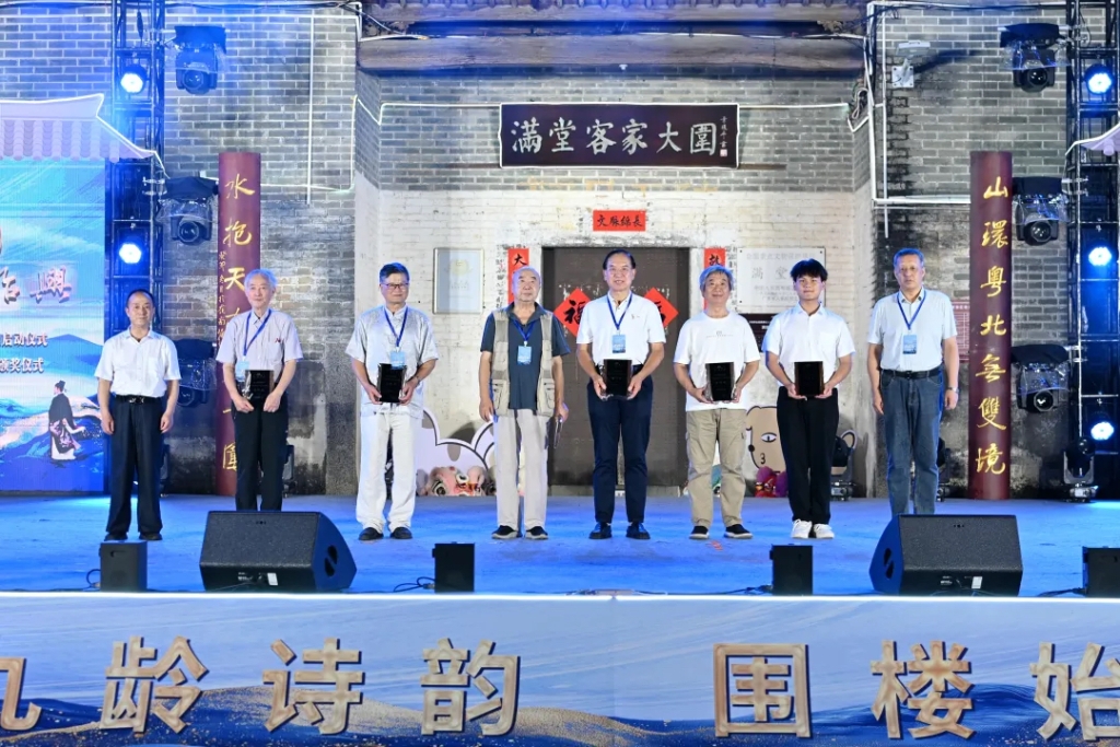 中國書籍出版社原副總編輯、北京詩詞學會副會長趙安民，《中華詩詞》編輯部主任盧冷夫為佳作獎獲得者頒獎