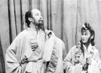 抗戰(zhàn)戲劇，紅幕赤聲撥時(shí)弦　　當(dāng)正常的舞臺(tái)演出被戰(zhàn)爭(zhēng)打斷，戲劇從某種程度上就已經(jīng)超越內(nèi)容本身，成為民族解放戰(zhàn)爭(zhēng)的一部分。[詳細(xì)]