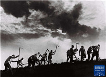 抗戰(zhàn)攝影師吳印咸：時(shí)代長(zhǎng)河中的光影記錄　　1938年的漢口街頭，荷蘭導(dǎo)演尤里斯·伊文思把自己的攝影機(jī)交給了一個(gè)中國(guó)人。[詳細(xì)]