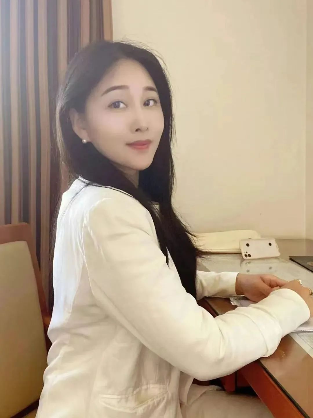 【作者簡介：時曉，安徽宿州人，碩士，現(xiàn)居上海。魯迅文學院第44屆中青年作家高級研討班學員，中作協(xié)會員，安徽文學藝術院簽約作家。在《人民文學》《詩刊》《詩歌月刊》《安徽文學》《山東文學》《海燕》《紅豆》《雨花》《揚子江詩刊》《延河》等雜志發(fā)表作品。獲第十二屆揚子江詩學獎·詩歌獎。短篇小說集《來去之間》入圍2022年探照燈10月好書榜，入選2022年11月文藝聯(lián)合書單。】