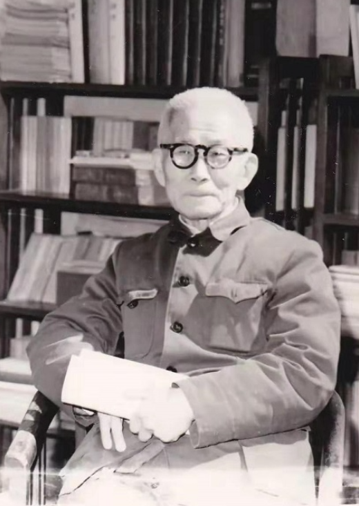 1940年元旦，巖洞里的松花糖　　中國(guó)現(xiàn)代文學(xué)館珍藏的楊晦抗戰(zhàn)日記（1937-1940），以私人化的書(shū)寫(xiě)為抗戰(zhàn)時(shí)期的桂林文化生態(tài)留下了珍貴注腳。其中1940年元旦前后的兩篇日記，以“乘車票價(jià)”“空襲警報(bào)”“友人交往”等日常碎片，拼貼出大后方知識(shí)分子在戰(zhàn)火中的生存圖景。[詳細(xì)]