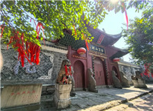 不止西南聯(lián)大，一位作家對(duì)十所抗戰(zhàn)內(nèi)遷大學(xué)的追尋　　這是一場(chǎng)持續(xù)8年的行走，和十條穿越硝煙的遷徙之路。2017年春，四川作家聶作平……[詳細(xì)]