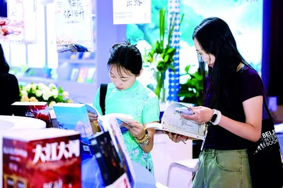 第31屆北京圖博會網(wǎng)絡(luò)文學(xué)專題展吸引觀眾閱讀。資料圖片