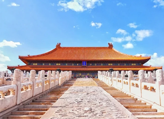 太和殿見(jiàn)證日軍投降儀式　　廣場(chǎng)上民眾歡呼雀躍，情緒高亢，氣氛熱烈。軍樂(lè)隊(duì)凱歌高奏，禮炮齊鳴。隨后全體肅立，為在抗日戰(zhàn)爭(zhēng)中犧牲的中國(guó)將士默哀……[詳細(xì)]