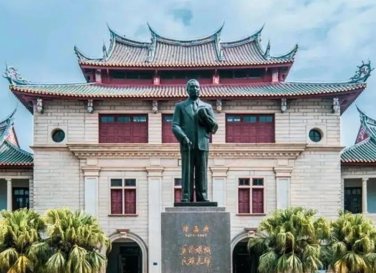 陳嘉庚1940年考察抗戰(zhàn)中的中國(guó)大學(xué)　　陳嘉庚（1874—1961）是著名愛(ài)國(guó)華僑領(lǐng)袖，被毛澤東譽(yù)為“華僑旗幟，民族光輝”。[詳細(xì)]