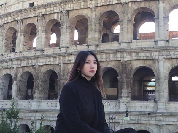 眉師娘，本名張眉，95后網(wǎng)絡(luò)文學(xué)作家。代表作品《奔騰年代——向南向北》獲第五屆現(xiàn)實(shí)題材網(wǎng)絡(luò)文學(xué)征文大賽特等獎(jiǎng)，《云去山如畫》獲第九屆現(xiàn)實(shí)題材網(wǎng)絡(luò)文學(xué)征文大賽特別獎(jiǎng)。