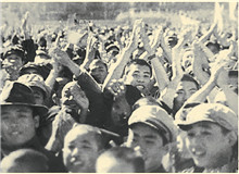 重整河山待后生——　　《四世同堂》的時(shí)間線是抗戰(zhàn)全程，小說(shuō)雖然是虛構(gòu)的，但具體的描寫(xiě)，連一株花草都是真實(shí)的。老舍身在重慶，心在北平。[詳細(xì)]