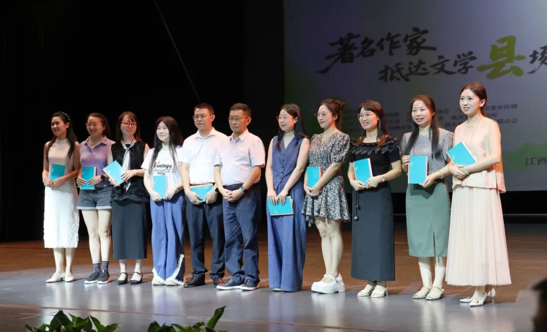 阿來向“尋找讀者”活動代表贈書