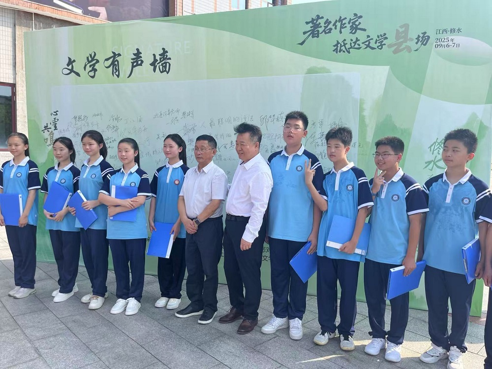 邱華棟、阿來與朗誦阿來詩歌的學生合影