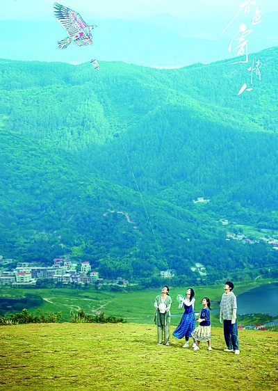 短篇網(wǎng)絡(luò)小說日漸成為影視改編的重要IP來源。圖為根據(jù)網(wǎng)絡(luò)小說《情人》改編的電視劇《春色寄情人》劇照。資料圖片