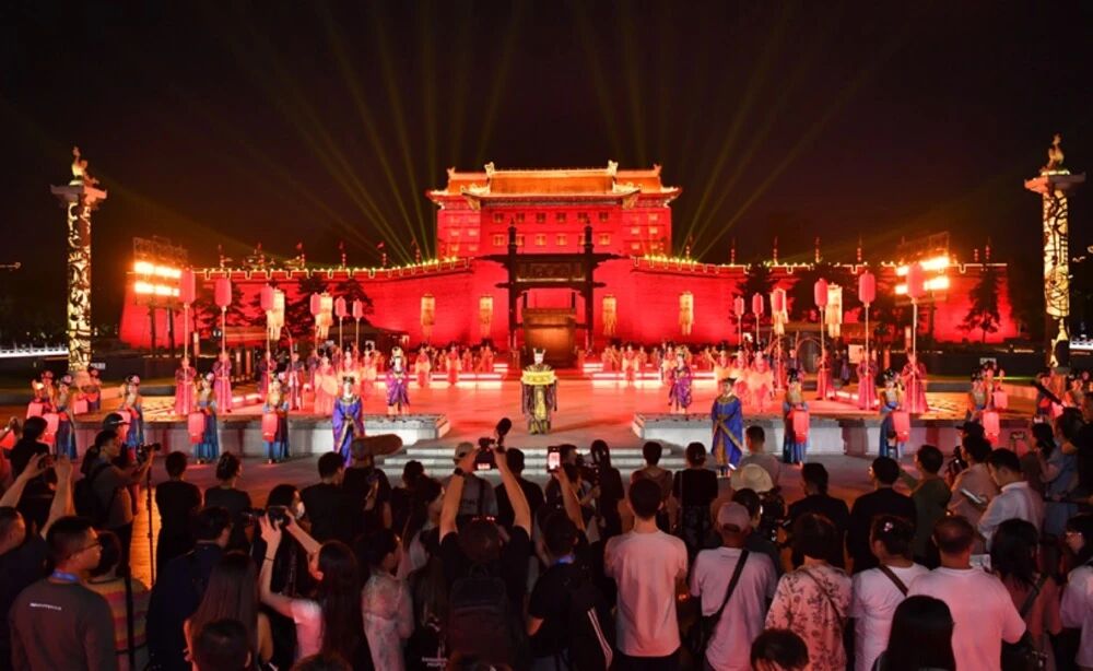 9月14日晚，一場充滿唐韻的歡迎儀式在西安永寧門盛大開場，歡迎參加2025國際青春詩會的拉美詩人和中國詩人。