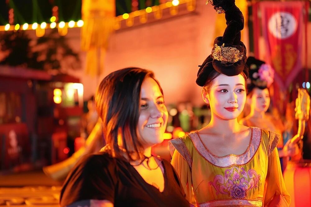 永寧門歡迎儀式后，玻利維亞詩人杰西卡·弗羅伊登塔爾與一位“唐代仕女”合影