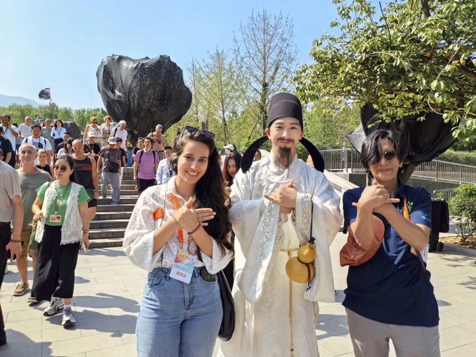 古巴詩人吉賽爾·露西亞·納瓦羅與厄瓜多爾詩人阿古斯廷·瓜姆博，向“李白”學(xué)習(xí)叉手禮