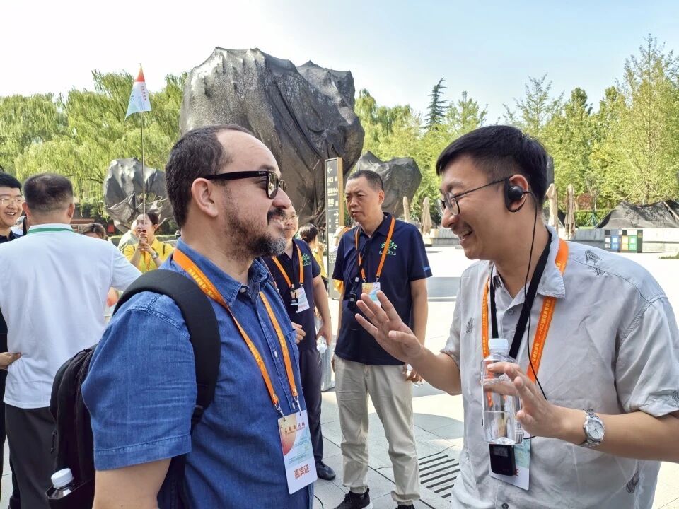 中國詩人李壯與巴西詩人塔爾索·德·梅洛參觀完秦始皇帝陵博物院后交談，李壯告訴梅洛，西安地下文物眾多，在我們腳下也許也有古代的文物遺存。