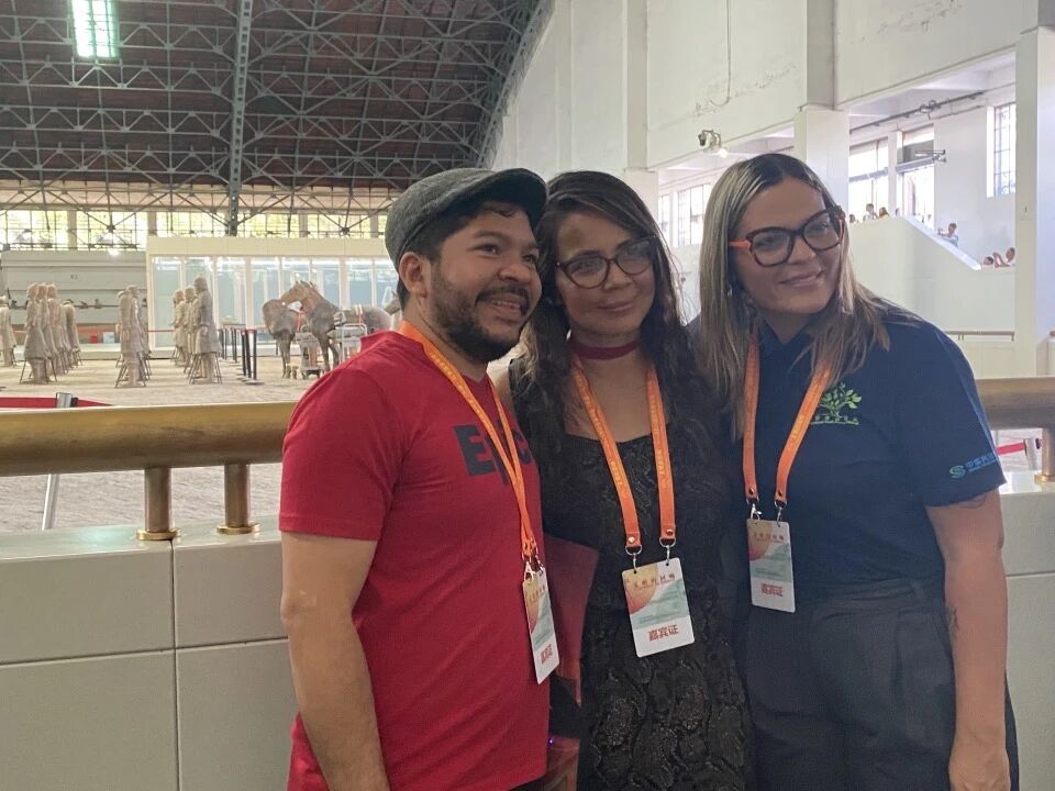 巴拿馬詩人哈維爾·阿爾瓦拉多（左）、哥倫比亞詩人法迪爾·德爾加多（中）、委內(nèi)瑞拉詩人因迪拉·卡爾皮奧·奧利沃在秦始皇帝陵博物院合影