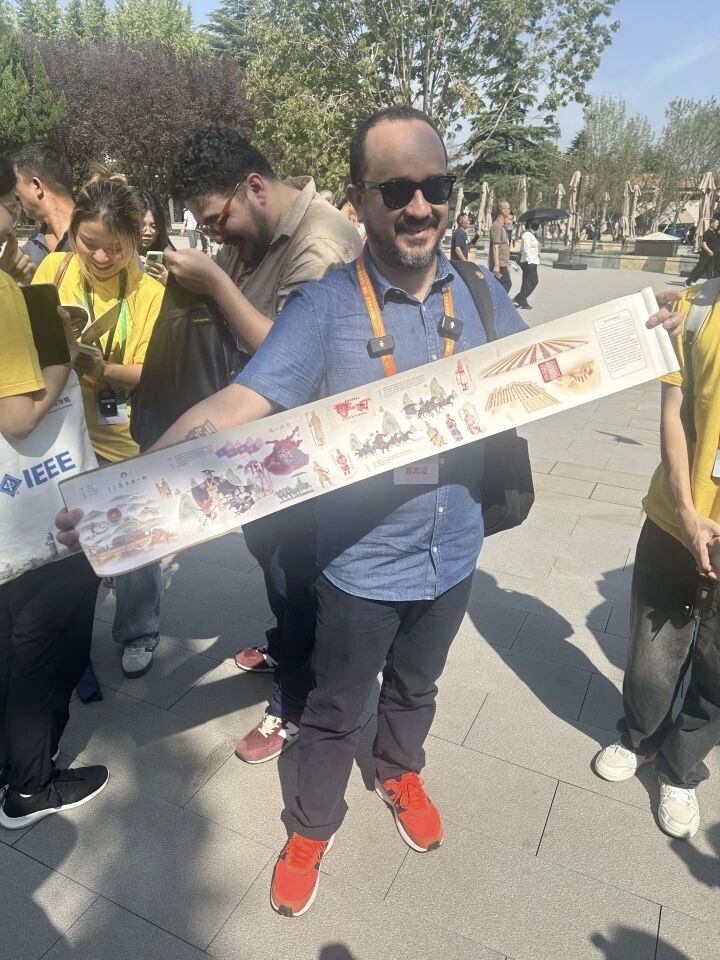 巴西詩人梅洛展示自己購買的文創(chuàng)