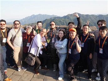 長城上，千年斑駁成詩，訴予我聽