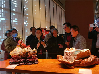 “回家”的作家們，昨天走進中國工藝美術館