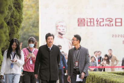 在魯迅公園內(nèi)魯迅墓前舉行的“魯迅紀(jì)念日公眾紀(jì)念活動”中，周令飛、學(xué)生及市民群眾代表百余人共同緬懷和紀(jì)念魯迅先生。均本報記者 蔣迪雯 攝