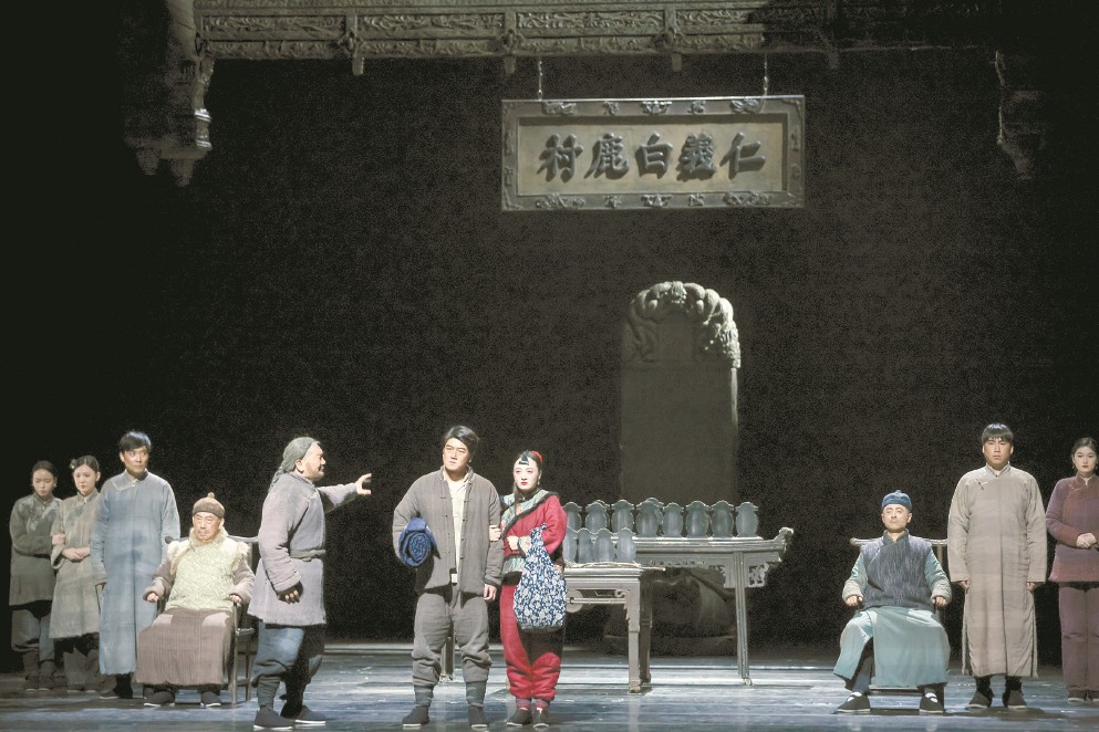 陜西人藝話劇《星空與半棵樹(shù)》（上圖）《白鹿原》（下圖）日前先后在上音歌劇院上演。 均本報(bào)記者 葉辰亮 攝