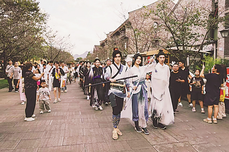 臺州府城與《劍來》IP聯(lián)動，在國慶假期為書迷定制了一個“劍來世界”新華網(wǎng)發(fā) 臺州府城 供圖