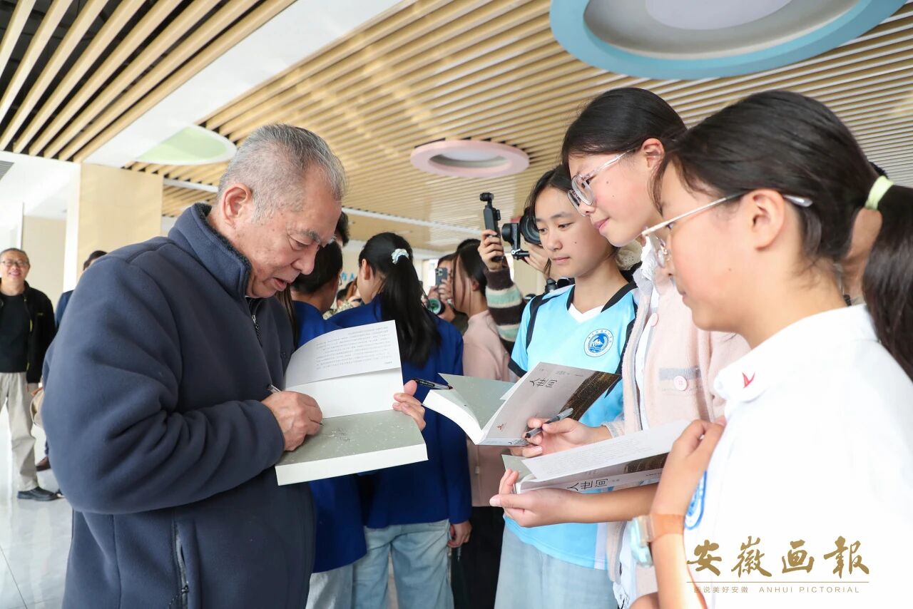 梁曉聲與霍山佛子嶺中心學(xué)校的學(xué)子們展開交流并簽名留念