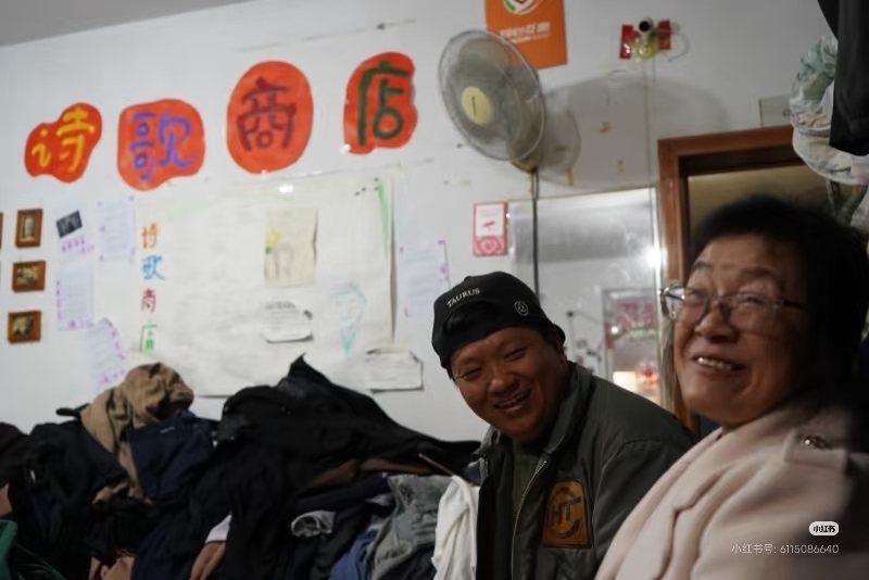 小海在“詩歌商店”圖片來自小海的社媒平臺(tái)