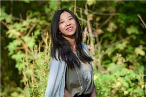 兒童繪本：獲獎(jiǎng)作品《媽媽的剪影》作者：彎彎 劉雪純         獲獎(jiǎng)感言我和媽媽劉雪純一起創(chuàng)作的這本書，正如它的名字，其靈感來(lái)源于我的媽媽。書里的剪紙，都是她30年前用最質(zhì)樸的剪刀語(yǔ)言，鐫刻下的生命印記。她剪下春耕秋收的田埂，剪下灶臺(tái)邊的飯菜香氣，剪下縫紉機(jī)踏板的吱呀作響。