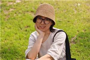 童話：獲獎(jiǎng)作品《我的，我的》作者：趙卯卯         獲獎(jiǎng)感言寫作兒童文學(xué)以來(lái)，我從未因?yàn)樽髌肥菍懡o孩子們看的就敷衍。恰恰相反，我會(huì)更加謹(jǐn)慎地寫作。兒童是充滿智慧的，他們會(huì)用自己的方式去解讀、理解這個(gè)世界。為今天的孩子們寫出屬于他們這個(gè)時(shí)代的好作品，是我的責(zé)任，也是我的義務(wù)。