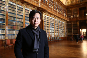 科幻文學(xué)：獲獎(jiǎng)作品《火苗照亮宇宙：暗生命傳奇》作者：王威廉         獲獎(jiǎng)感言小時(shí)候，我第一次讀到鄭文光先生的《飛向人馬座》，書中描繪的浩瀚宇宙和中國(guó)少年探索黑洞的勇氣深深震撼了我，讓我對(duì)深空充滿了無(wú)限的好奇與想象。從那時(shí)起，對(duì)未知世界的探索欲望便埋藏在我的心里。