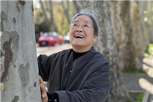 兒童繪本：獲獎(jiǎng)作品《不能沒(méi)有》作者：蔡皋         獲獎(jiǎng)感言書里最先出現(xiàn)的光是陽(yáng)光。我有種植花草的習(xí)慣，跟植物打交道其實(shí)就是和陽(yáng)光打交道。光的滋養(yǎng)與體驗(yàn)積累得多了，有一天，會(huì)被兒童猛地“點(diǎn)醒”。比如，我的小孫子就跟我說(shuō)……