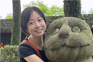 童話：獲獎(jiǎng)作品《外婆變成了麻貓》作者：慈琪         獲獎(jiǎng)感言關(guān)于外婆的童話獲獎(jiǎng)了，我心中百感交集。我無(wú)法和外婆分享喜悅，因?yàn)樗粫?huì)知道發(fā)生了什么，即便知道，也會(huì)很快忘記。如今的她，生活在許多“全新”的一分鐘里，高興是一分鐘，生氣是一分鐘……