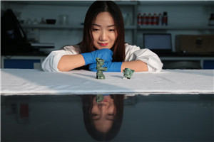 童話：獲獎(jiǎng)作品《器成千年》作者：李?yuàn)檴?#13;         獲獎(jiǎng)感言在爺爺松過(guò)土的菜園里，在爸爸剛疏通的小水溝邊，在某個(gè)微雨初歇的午后，當(dāng)陽(yáng)光把濕潤(rùn)的土地烤得像一塊巨大的松軟的蛋糕時(shí)，我揉捏著手心里的泥團(tuán)，想象的種子在腦袋里發(fā)芽了。