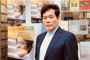 童話：獲獎(jiǎng)作品《月光蟋蟀》作者：趙麗宏         獲獎(jiǎng)感言我的寫作起始于詩(shī)歌和散文，寫兒童文學(xué)、小說(shuō)和童話，是在我60歲以后。創(chuàng)作兒童文學(xué)，使我的寫作和兒童的世界聯(lián)系在一起。這是一個(gè)純真的世界，是一個(gè)不能容忍虛偽和欺騙的世界……