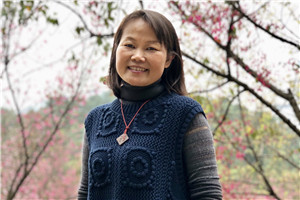 小說(shuō)：獲獎(jiǎng)作品《狼洞的外婆》作者：王勇英         獲獎(jiǎng)感言我出生在一個(gè)叫大車的客家村莊。童年時(shí)代，村里經(jīng)常有劇團(tuán)、戲班來(lái)演采花劇、唱木鬼戲等。小時(shí)候我們沒(méi)有課外書看，但有很多戲看，那是在鄉(xiāng)村戲臺(tái)上、打谷場(chǎng)上演的故事，是最鄉(xiāng)土的“書”。