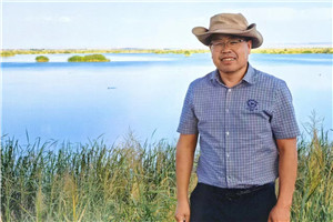 小說(shuō)：獲獎(jiǎng)作品《額吉的河》作者：許廷旺         獲獎(jiǎng)感言在阿拉善流傳著“半袋冰糖”的故事。當(dāng)年一對(duì)年輕夫婦給上海孤兒送些牛奶、黃油。妻子看到一個(gè)男孩，兩歲了，不會(huì)坐不會(huì)爬，大腦袋小細(xì)脖。男孩與她特別親，臨走時(shí)哭鬧不止。當(dāng)晚，夫婦商議領(lǐng)養(yǎng)男孩。