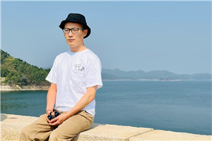 詩(shī)歌：獲獎(jiǎng)作品《我知道所有問(wèn)題的答案了》作者：童子         獲獎(jiǎng)感言我曾經(jīng)以為，人生是一條拋物線，從出生的起點(diǎn)慢慢爬上高峰，再慢慢滑落低谷。如果按人的生理表現(xiàn)，是這樣的。但我越來(lái)越意識(shí)到，人之所以為人，是因?yàn)槲覀冇徐`魂。靈魂可以不被身體束縛……