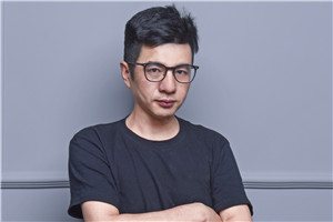 小說(shuō)：獲獎(jiǎng)作品《大河的歌謠》作者：大秀         獲獎(jiǎng)感言我出生在魯西南黃河畔，大學(xué)畢業(yè)后生活在紅船旁。江南文化的細(xì)膩與齊魯大地的渾厚共同造就了我的文學(xué)語(yǔ)言。我為什么要書寫黃河？因?yàn)閷?duì)我而言，黃河不僅是地理上的故鄉(xiāng)，更是我所創(chuàng)建的文學(xué)故鄉(xiāng)。