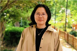 小說(shuō)：獲獎(jiǎng)作品《萬(wàn)花筒》作者：陸梅         獲獎(jiǎng)感言回想寫《萬(wàn)花筒》的心境，有點(diǎn)做夢(mèng)的感覺(jué)。我似乎完全沉浸在文字所構(gòu)建的那個(gè)世界里，心里有一個(gè)執(zhí)念：就想借孩子的眼睛，看看我生活的這座城市——不是作為背景，而是進(jìn)入縱深。