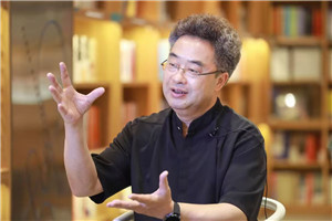 小說(shuō)：獲獎(jiǎng)作品《方一禾，快跑》作者：祁智         獲獎(jiǎng)感言我小的時(shí)候，父親在外地做教師，我和媽媽生活在鄉(xiāng)下。媽媽身體很差。經(jīng)常救護(hù)車突然呼嘯而來(lái)又呼嘯而去，把媽媽接走了。過(guò)幾天，救護(hù)車又突然呼嘯而來(lái)、呼嘯而去。下午放學(xué)回家，我看到媽媽躺在床上，虛弱得像一張紙。