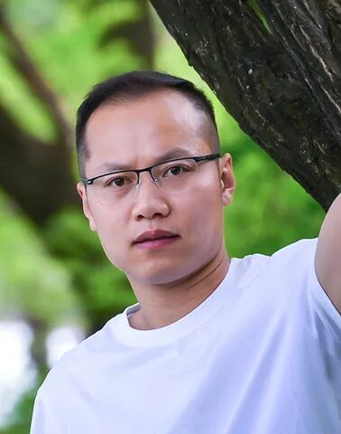   范墩子     西安市文學(xué)藝術(shù)創(chuàng)作研究室專業(yè)作家。在《人民文學(xué)》《江南》《青年作家》《滇池》等期刊發(fā)表近百萬字，已出版《抒情時(shí)代》《虎面》《我從未見過麻雀》《去貝加爾》《小說便條》等作品。曾獲陜西青年文學(xué)獎、《滇池》文學(xué)獎最佳小說獎、長安散文獎等。