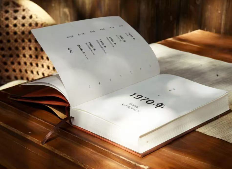 《璩家花園》：雅要雅得透，俗也要俗得透活躍在璩家花園里的各色人等構(gòu)成了一個具體而微的市井社會，開啟了各自的市井人生。[詳細(xì)]