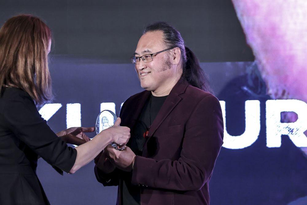 11月27日，在匈牙利布達(dá)佩斯，匈牙利詩人蘇契·蓋佐遺孀蓋爾蓋伊·蘇珊娜（左）為中國旅匈翻譯家余澤民頒發(fā)“蘇契·蓋佐”文化互聯(lián)互通獎。新華社發(fā)（鮑洛格·達(dá)維德攝）