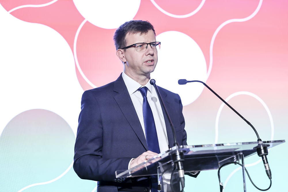 11月27日，在匈牙利布達(dá)佩斯，匈牙利歐盟事務(wù)部長博考·亞諾什在頒獎典禮上致辭。新華社發(fā)（鮑洛格·達(dá)維德攝）