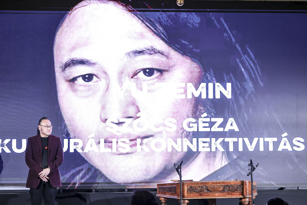 11月27日，在匈牙利布達(dá)佩斯，中國旅匈翻譯家余澤民在頒獎典禮上。新華社發(fā)（鮑洛格·達(dá)維德攝）