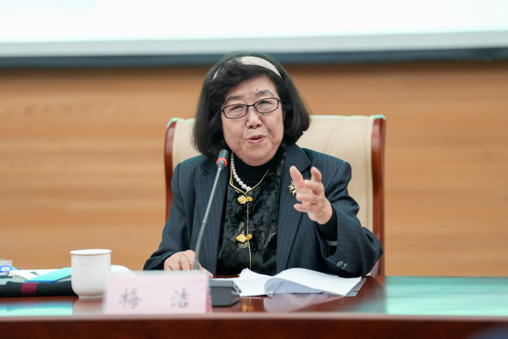 梅潔進(jìn)行創(chuàng)作分享