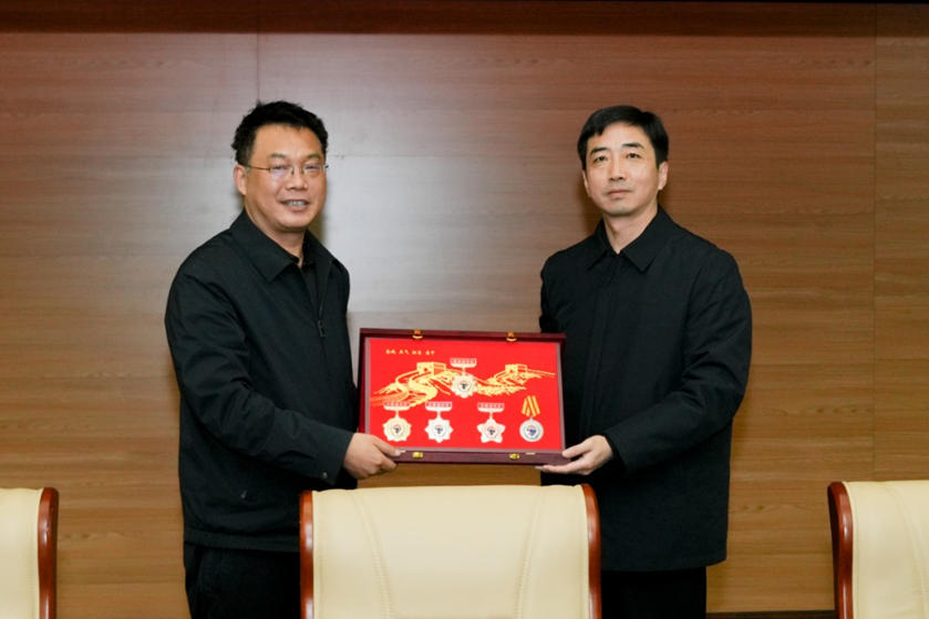 石家莊市公安局政治部主任崔勇向《中國(guó)作家》雜志社主編李云雷贈(zèng)送紀(jì)念品。